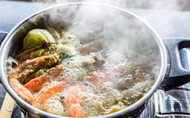 Hớt bọt cho nước dùng trong, hớt luôn chất dinh dưỡng?