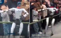 Robot 'tát' trúng người khi đang múa may quay cuồng