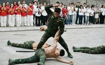 Sinh viên thích thú xem đặc công biểu diễn, ăn cơm bộ đội và nghe chuyện gìn giữ hòa bình