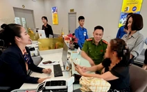 Ngân hàng gọi công an đến hỗ trợ giúp nữ khách hàng thoát bẫy lừa đảo nhận tiền đô từ nước ngoài