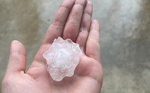 Mưa đá ở Nghệ An, hạt mưa to bằng ngón chân cái