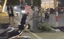 Triệu tập 2 người liên quan vụ nam thanh niên bị hành hung trên phố