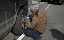 Thợ sửa xe ở Mỹ kiếm 58 triệu đồng mỗi đêm nhờ mở tiệm ngay cạnh ổ gà 'khủng'