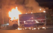 Vừa giao sầu riêng xong đang trên đường về nhà, chiếc xe tải bốc cháy dữ dội