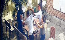 Vợ chồng chủ quán bị đánh bầm tím khi mời rượu khách