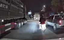 Chèn ép làm xe máy chở trẻ em suýt ngã vào gầm ô tô tải, người đàn ông bị tạm giữ