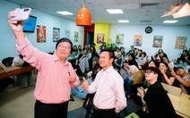 Học tại báo Tuổi Trẻ, sinh viên Văn Lang 'họp báo' cùng tác giả Trần Hữu Phúc Tiến