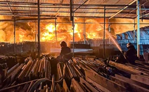 Vụ cháy ở khu xưởng rộng 6.000m²: 1 người chết, gần 100 cảnh sát xuyên đêm dập lửa