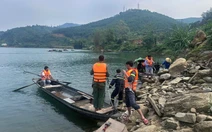 Gió lốc làm lật thuyền trên hồ thủy điện, hai vợ chồng tử vong