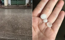 Mưa dông kèm sấm chớp cả đêm, Hà Nội bất ngờ xuất hiện mưa đá
