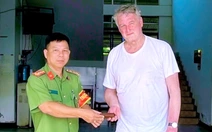 Du khách Đức đánh rơi ví tiền được một học sinh tìm trả lại