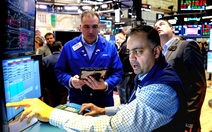 Đọc nhanh 31-3: Giá dầu tiếp tục tăng, bán tháo chứng khoán lan rộng