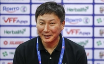 HLV Kim Sang Sik cảm ơn Xuân Son và Hoàng Hên