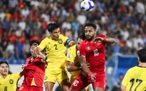 CĐV Malaysia căng băng rôn chê liên đoàn bóng đá nước nhà ngay trên sân Thiên Trường