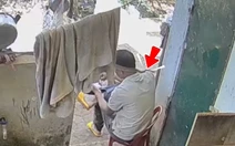 Ông chú mải mê xem điện thoại, rắn bò qua cổ cũng không hay biết