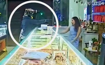 Thanh niên xông vào tiệm vàng với biểu hiện bất thường, công an khẩn trương truy tìm