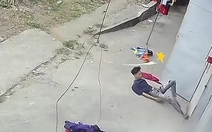 Ngã dập mông vì đu dây phơi đồ