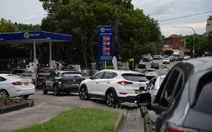 Người dân Anh, Úc đổ xô tích trữ xăng, tài xế Myanmar tràn sang Thái Lan tiếp nhiên liệu