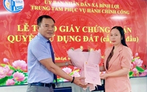 Xã Bình Lợi, TP.HCM trao giấy chứng nhận quyền sử dụng đất cấp lần đầu cho người dân