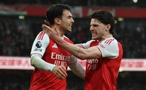 Cờ đến tay Arsenal