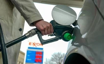 Giá dầu thế giới tăng mạnh, ông Trump nói 'tăng thì cứ tăng'