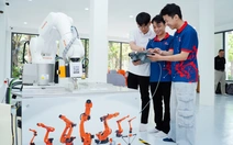 Sinh viên Bách khoa Đà Nẵng học robot trong ‘nhà máy thông minh’ tại giảng đường