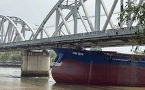 Sà lan va chạm cầu Ghềnh, đường sắt Bắc - Nam gián đoạn, phải chuyển tải bằng ô tô