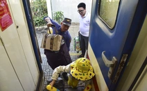 Đường sắt Bắc - Nam gián đoạn, hàng hóa được vận chuyển ra sao?