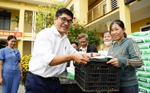 Đàn gà bị lũ cuốn trôi, người dân Huế được tặng 7.500 con gà giống để dựng lại sinh kế