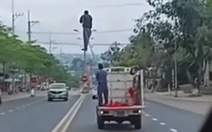 Xử phạt tài xế xe biển xanh chở người trên thùng xe sau video lan truyền trên TikTok