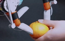 Robot có 'móng tay' như người, lần đầu bóc vỏ cam và nhặt tiền xu dễ dàng
