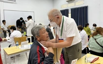 Bác sĩ Pháp đến khám bệnh miễn phí cho người nghèo Vĩnh Long