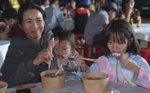 Ấm lòng 'Phở yêu thương' tại Bàu Bàng sau cơn mưa