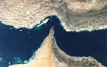 Giá dầu vượt 100 USD/thùng: Mỹ tìm cách 'mở lại' eo biển Hormuz