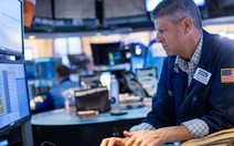 Đọc nhanh 1-4: Giá dầu sụt mạnh, vàng tăng, chứng khoán Mỹ vọt hơn 1.125 điểm