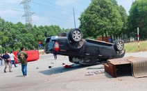 Ô tô tông nhau tại giao lộ TP.HCM: 1 xe lật ngửa, 1 xe lật ngang