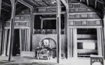 Dùng gỗ ghép bịt cửa di tích nhà hát cung đình độc đáo nhất Việt Nam, tại sao?