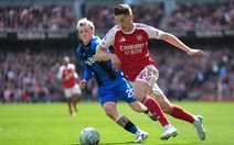 Arsenal gục ngã trước Bournemouth, Man City thắp lại cơ hội vô địch