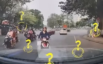 Tài xế hoang mang khi bị cô gái bỗng dưng "đâm" vào đầu xe