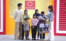 Cả trường quay xúc động khi chứng kiến món quà bất ngờ là bức ảnh gia đình được phục dựng