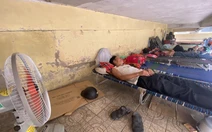 Người nhà bệnh nhân nằm gầm cầu thang tránh nắng nóng 40 độ C