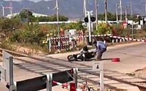 Xử phạt người phụ nữ lao thẳng vào rào chắn đường sắt, suýt mất mạng