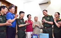 Ban Vì sự tiến bộ của phụ nữ Bộ Quốc phòng thăm, tặng quà các Mẹ Việt Nam anh hùng tại TP.HCM