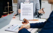 Từ 18-5, Chủ tịch UBND cấp xã có quyền tước chứng chỉ hành nghề luật sư trong một số trường hợp