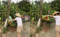 Cô gái suýt u đầu khi hứng mít