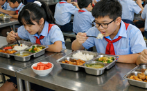 Thêm 3 trường ở TP.HCM dừng bán trú sau vụ 200 học sinh ngộ độc