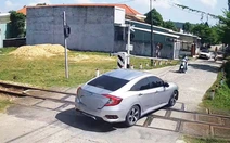 Vượt đèn đỏ nơi giao nhau đường sắt, cô gái bị phạt 5 triệu, tước GPLX 2 tháng