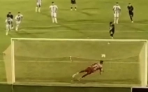 Thủ môn bị đồng đội sút tung lưới