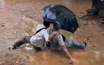 Hai thanh niên ngã dập mông vì đoạn đường trơn trượt