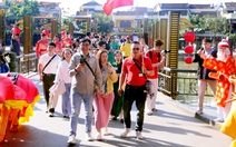 Vé máy bay từ Hà Nội, TP.HCM đi miền Trung dịp lễ 30-4 tăng vọt, khách sạn Đà Nẵng đa phần kín phòng